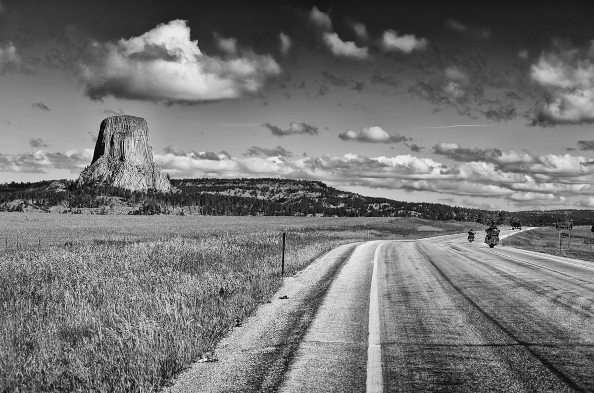Photo noir et blanc de Devils Tower dans le Dakota avec le passage de motos © Ron Fross - Beautiful Wyoming