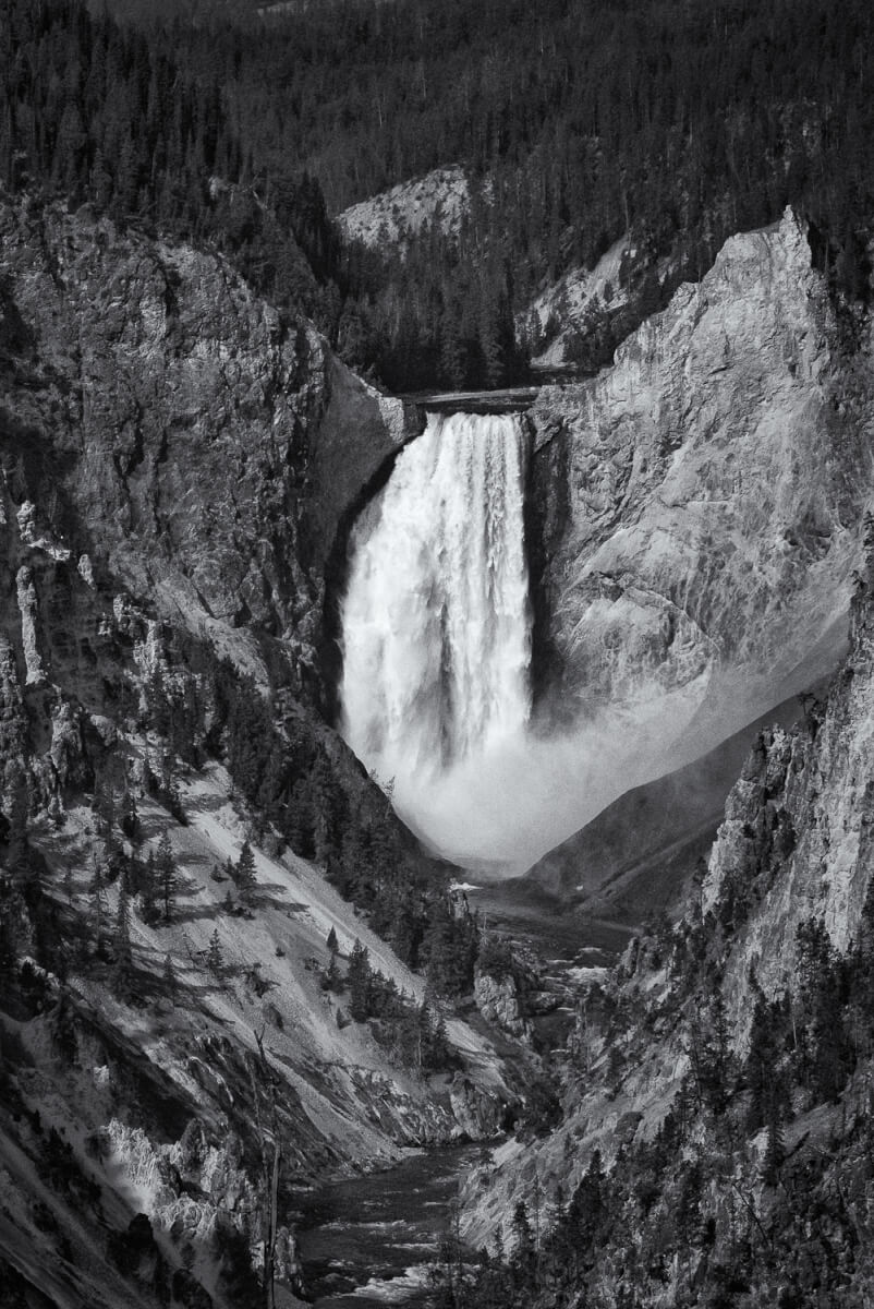 Photo noir et blanc des chutes du Yellowstone en été