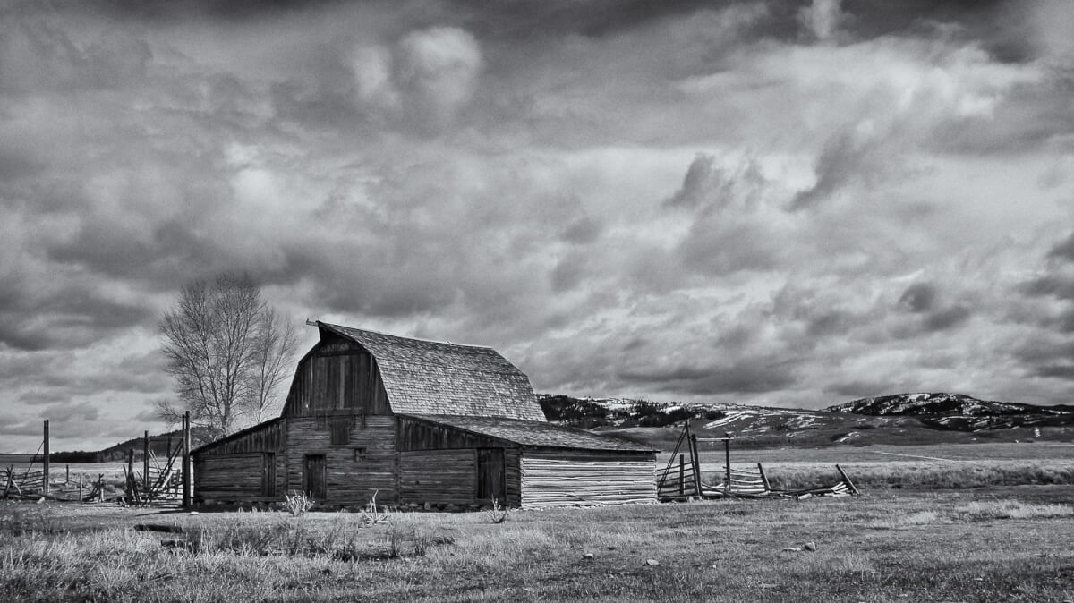Photo noir et blanc d'une vieille grange centenaire sous un ciel d'hiver dans l'ouest américain © Ron Fross - Beautiful Wyoming