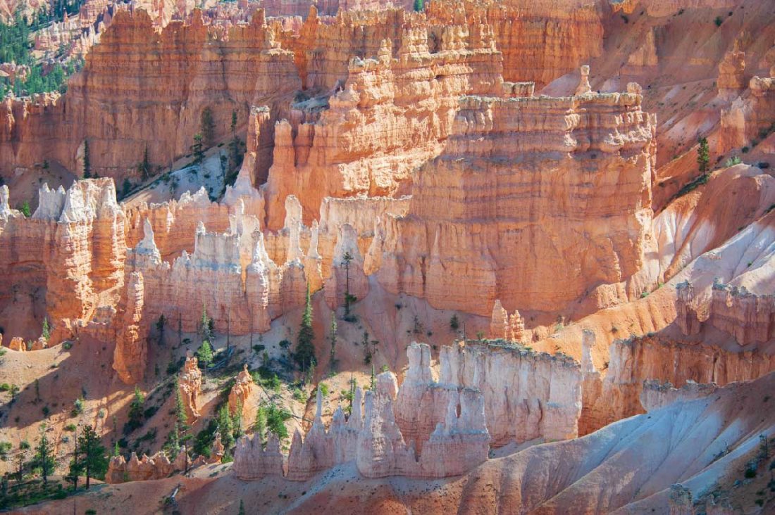 Photo en couleur du Bryce Canyon, de ses couleurs et ses formations géologiques en formes de chandelles © Ron Fross - Grandeur Nature