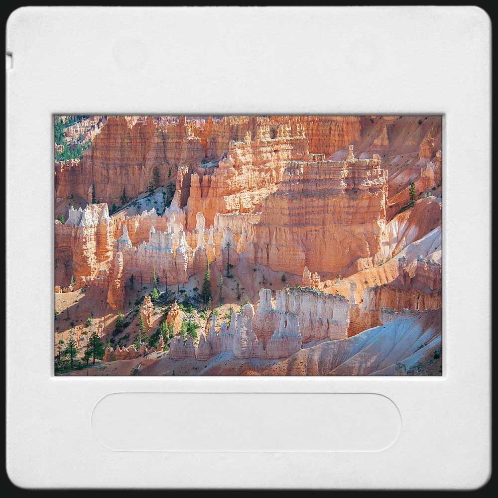 Photo en couleur du Bryce Canyon, de ses couleurs et ses formations géologiques en formes de chandelles