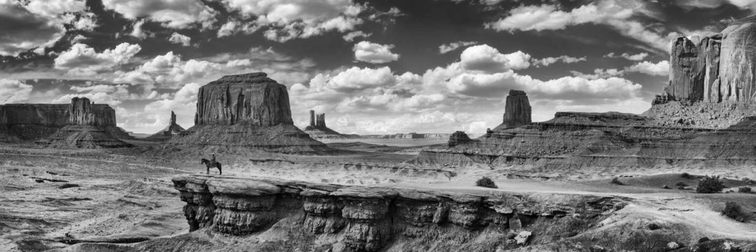 Photo panoramique en noir et blanc de Monument Valley et son célèbre point de vue nommé John Ford Point