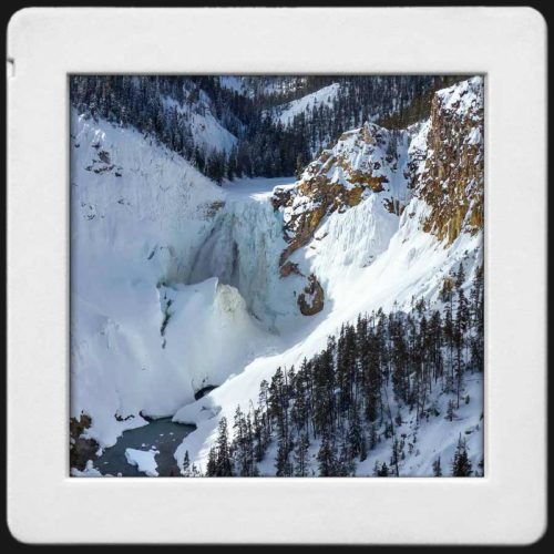 Les chutes du Yellowstone prises dans la glace durant la saison d'hiver