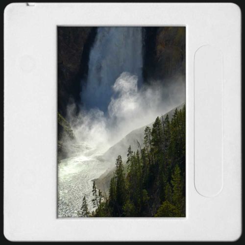 Photo en couleur et clair-obscur des chutes du Yellowstone avec ses embruns qui ajoutent à l'image un côté mystique