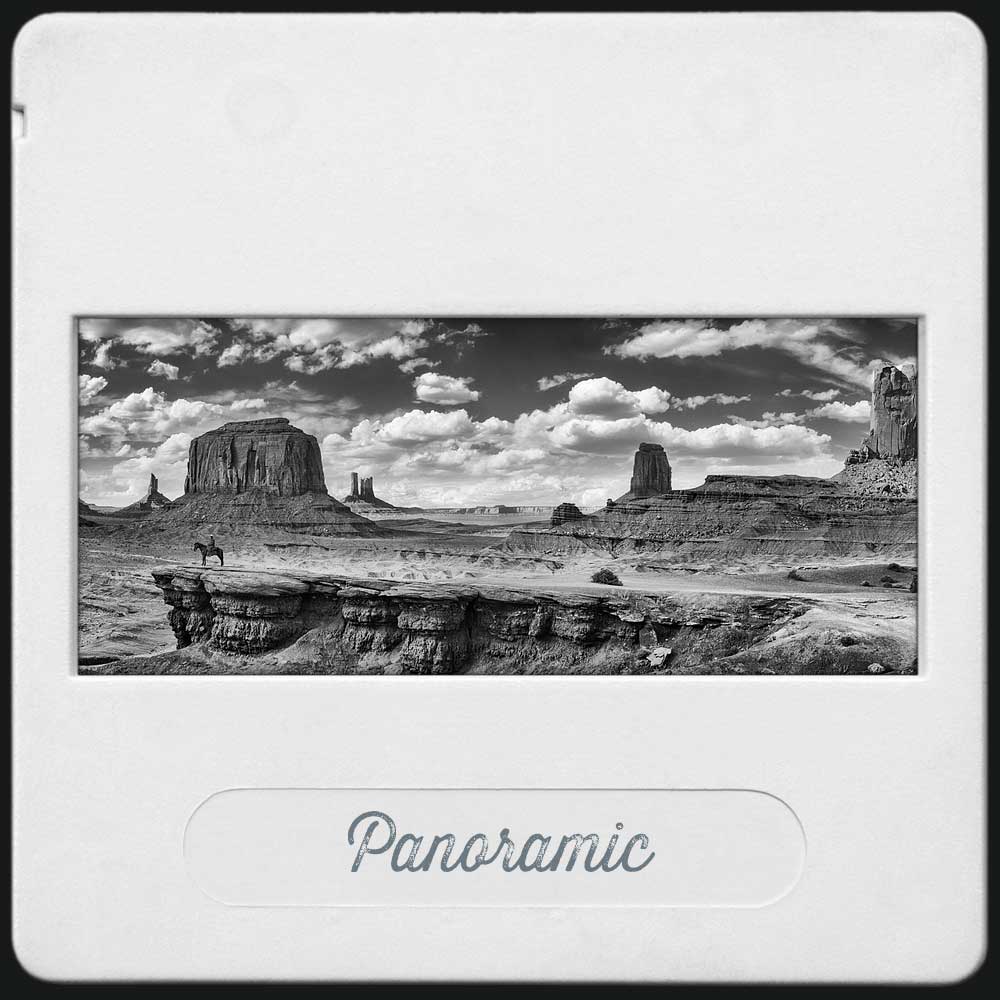 Photo panoramique en noir et blanc de Monument Valley et son célèbre point de vue nommé John Ford Point