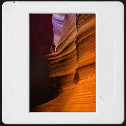 Photo en couleur des parois veinées d'Antelope Canyon sculptées par le vent