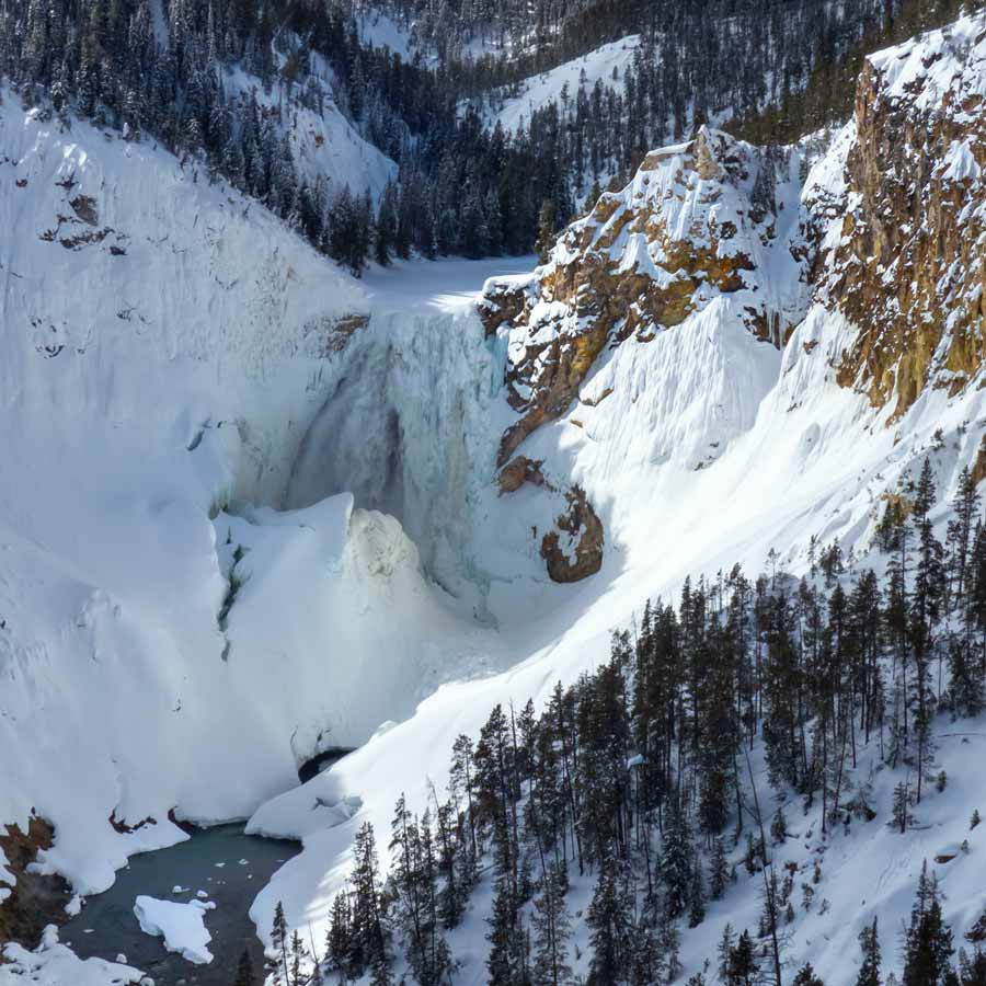 Les chutes du Yellowstone prises dans la glace durant la saison d'hiver