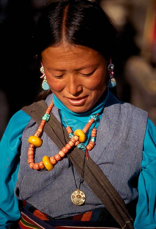 jeune tibetaine © Ron Frossard - Voyage au Népal
