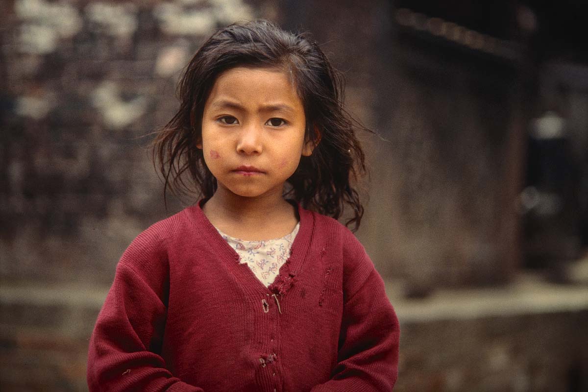 Jeune fille qui semble dire Bonjour dans les rue de Bhaktapur (1994)