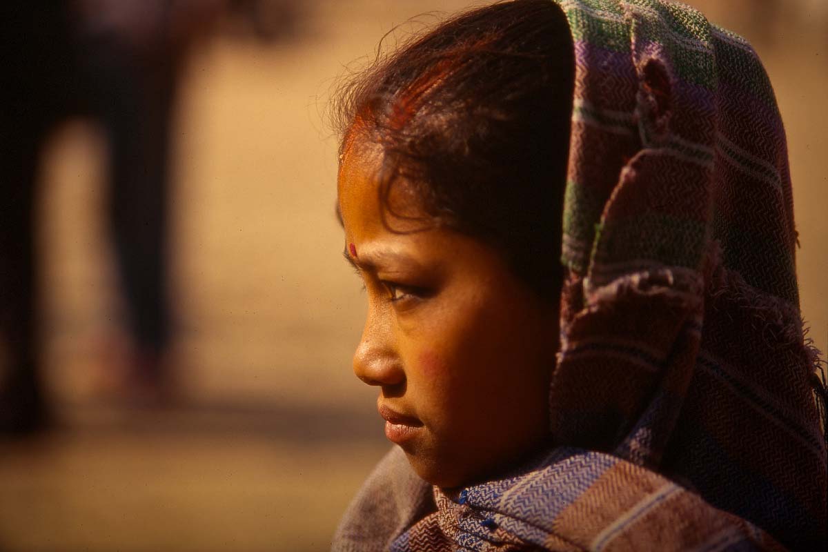 Profile de jeune fille très concentrée © Ron Fross - Voyage au Népal