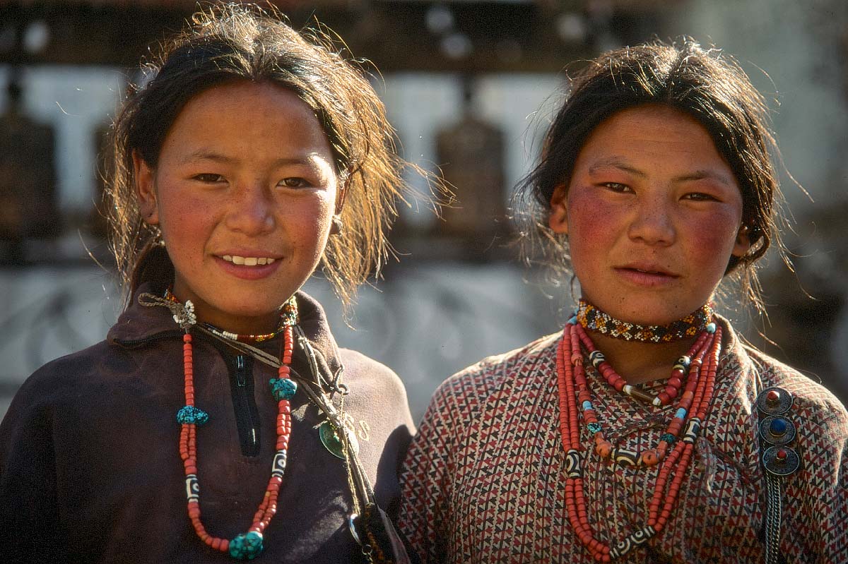 Deux amies népalaises à Swayambunath, Kathmandu, Nepal (1994)