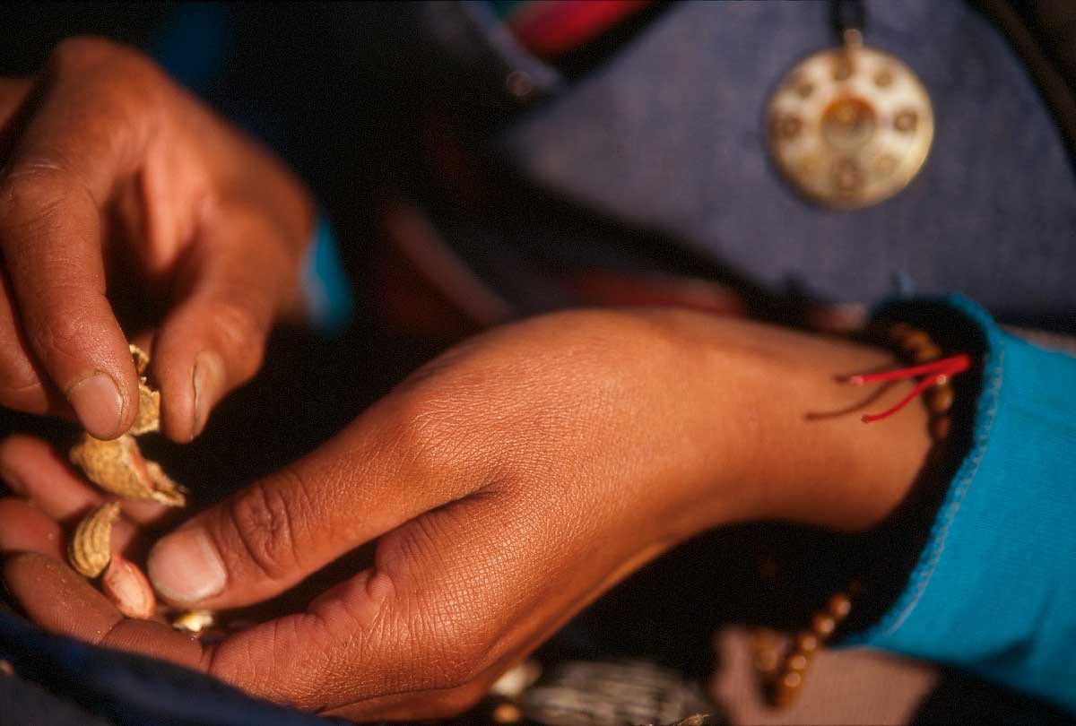 mains au travail © Ron Fross - Voyage au Népal