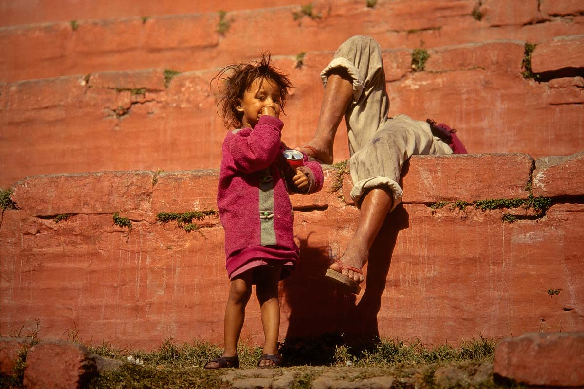 Jeune fille avec son papa qui fait la sieste sur les marches du temple à Durbar Square, Kathmandu (1994)