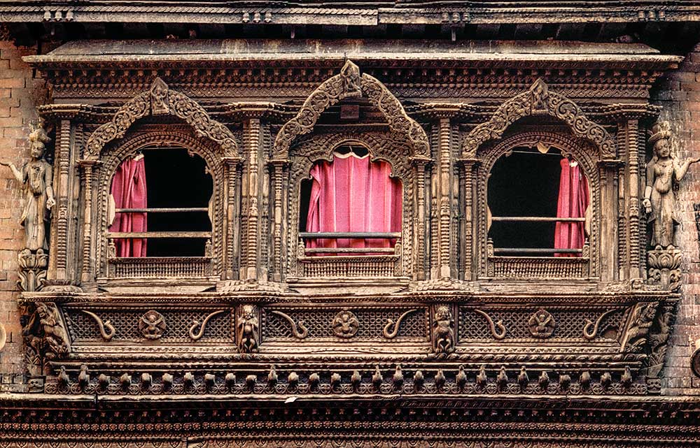 Que cache les fenêtres du Kumari House de Kathmandu ?