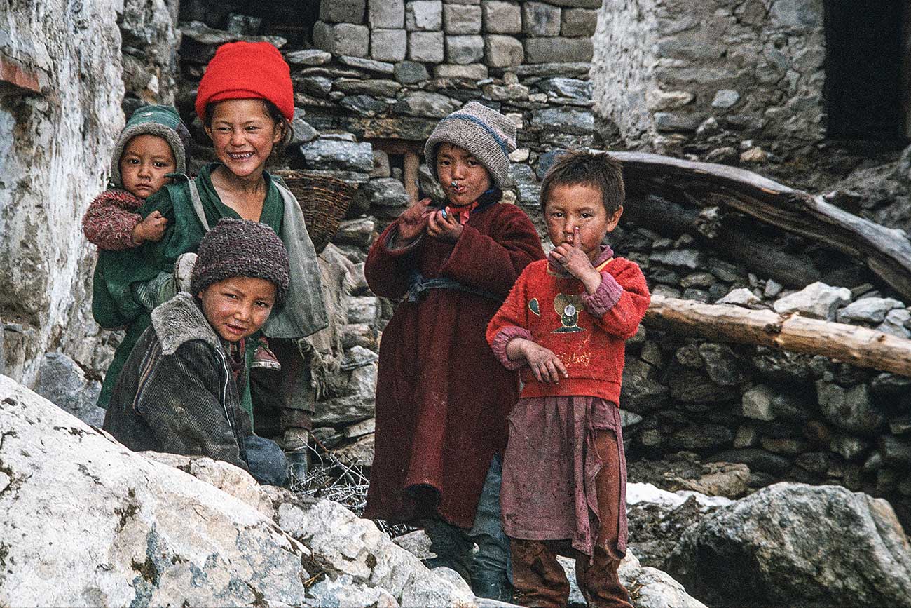 Groupe de 5 enfants dans le village de Padum au Ladakh