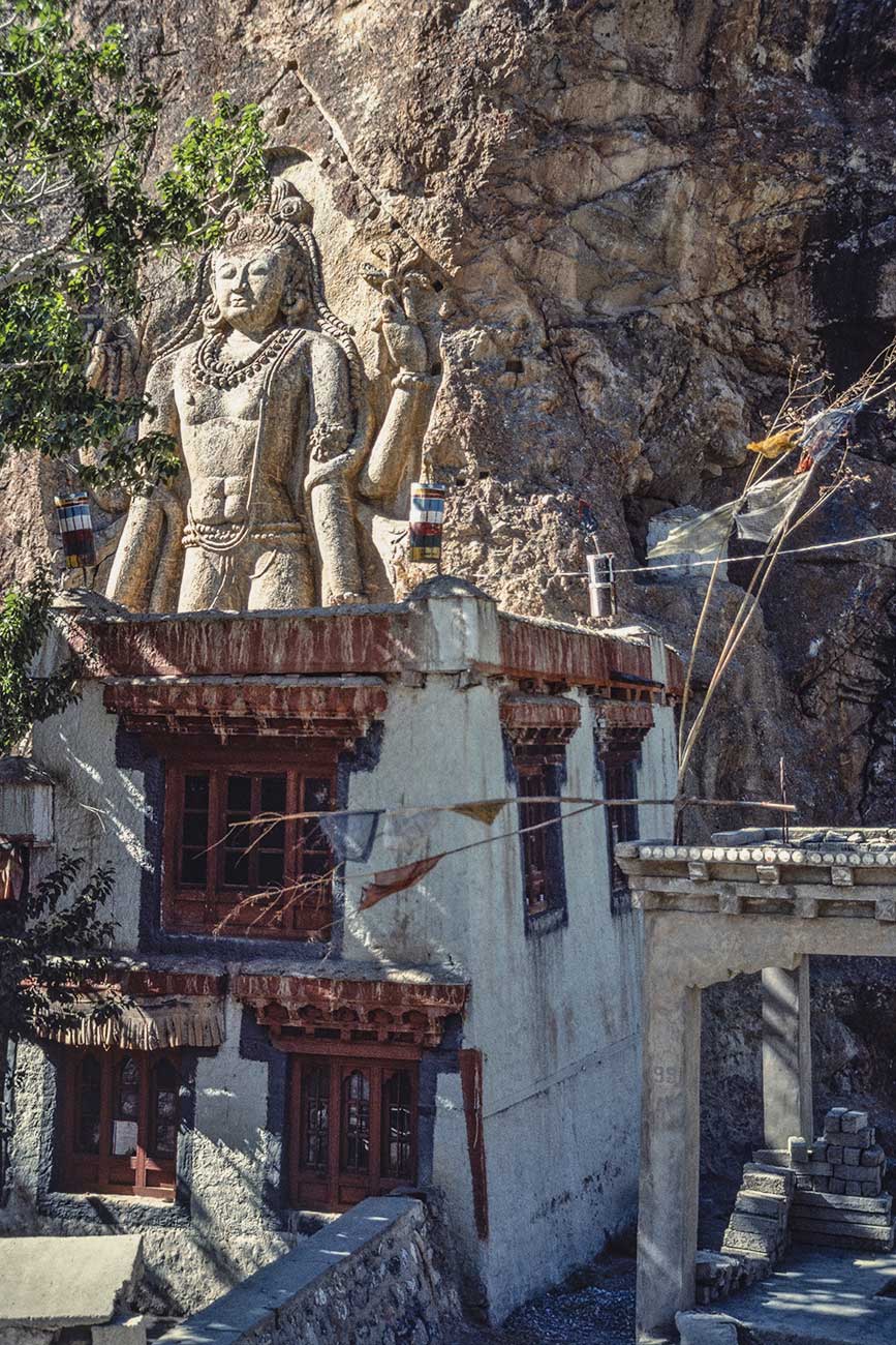 Mulbekh Gompa avec un bas-relief de Bouddha taillé dans la roche