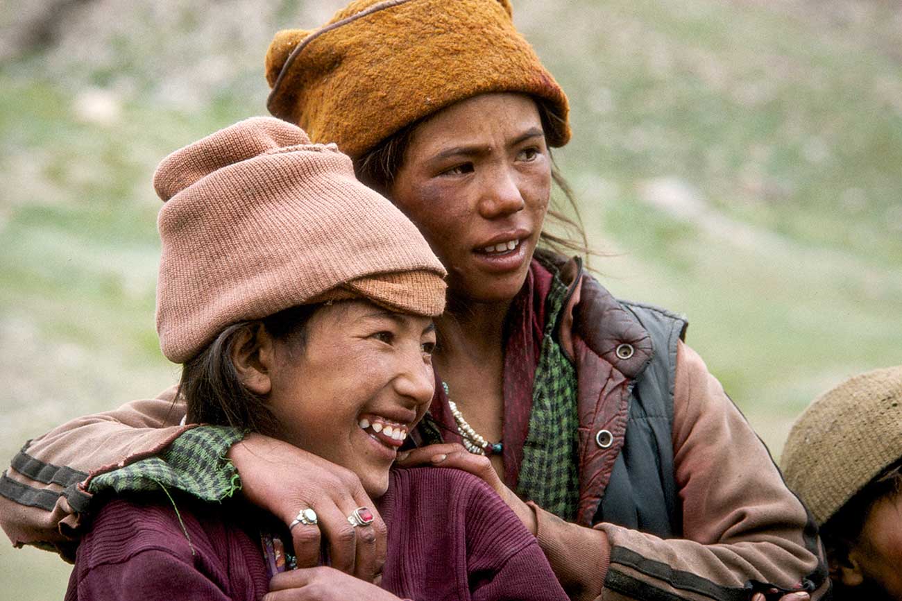 Deux jeunes filles Ladakhis semblent écouter une histoire pour le moins étonnante