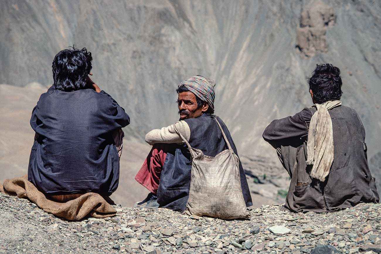 Sur l'ancienne route entre Lamayuru et Khalsi, 3 voyageurs attendent un transport
